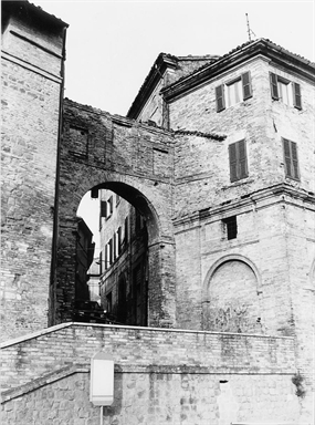Porta Adriana